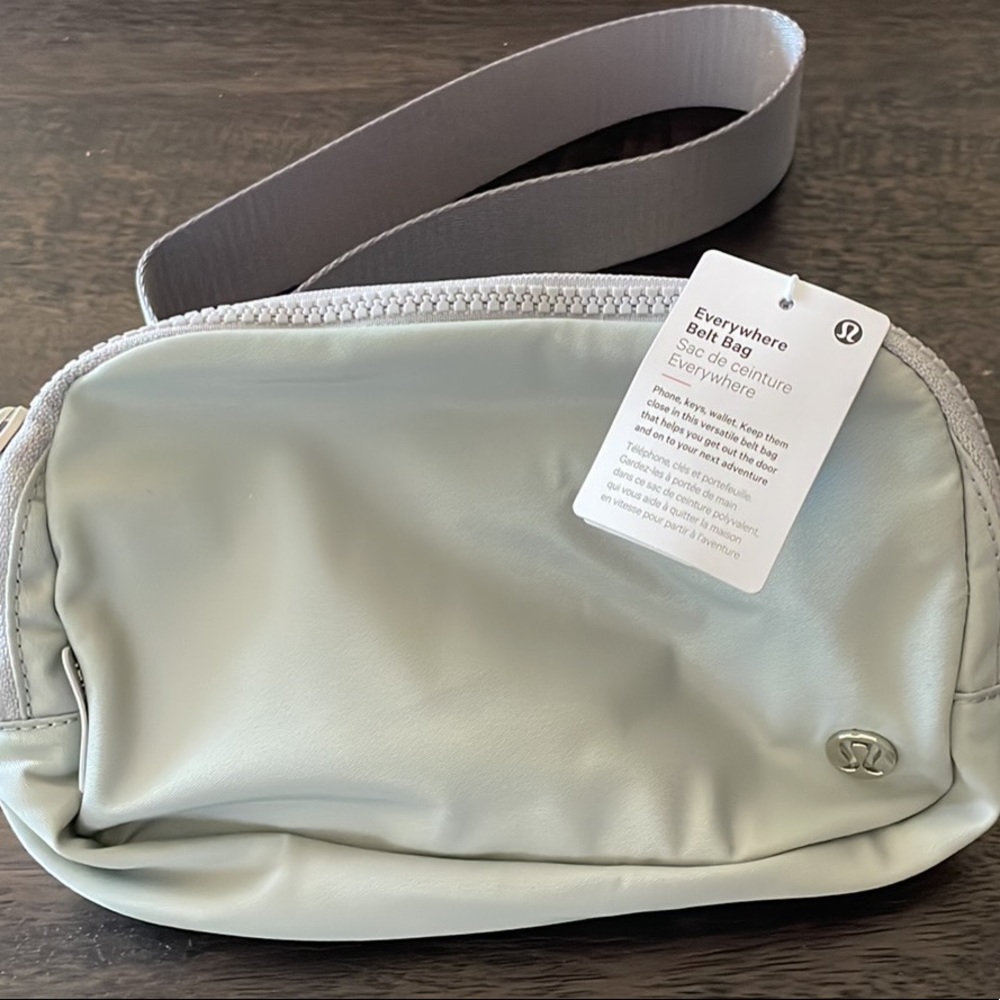 Lululemon Everywhere Belt Bag (Silver Drop)